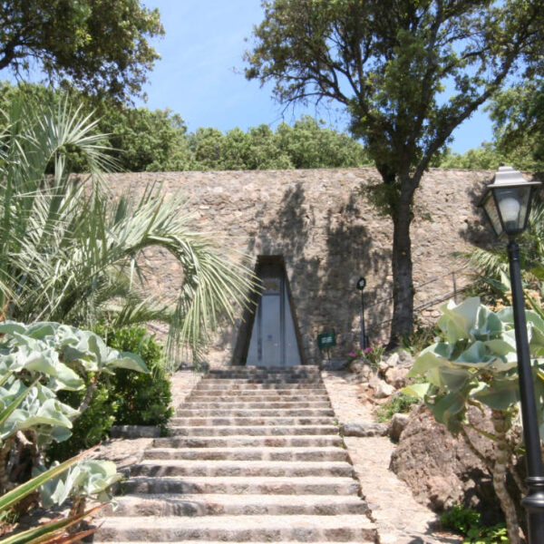 Escalier en pierre menant à une porte triangulaire dans les Jardins de la Mortella à Ischia.
