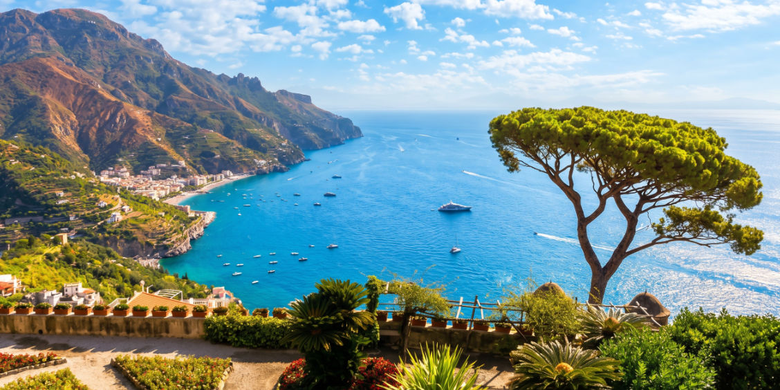 Vue panoramique sur la côte amalfitaine depuis les jardins de la Villa Rufolo à Ravello avec son célèbre pin maritime.