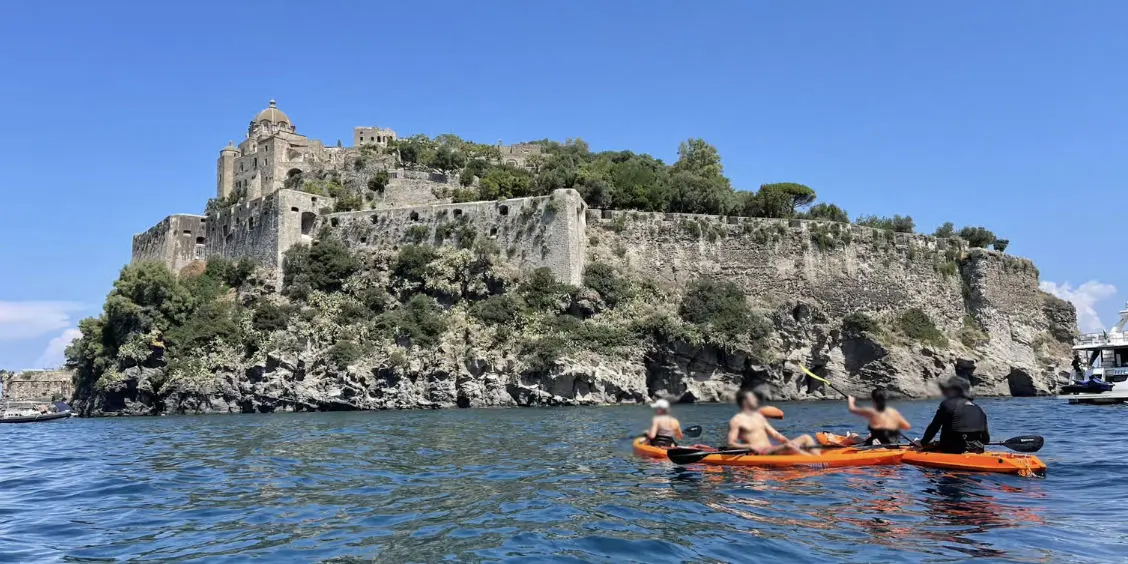 Kayaking en mer devant le Château Aragonais à Ischia.