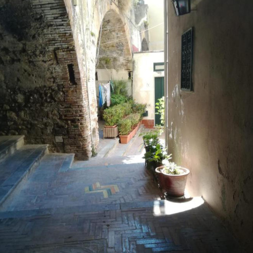 Entrée fleurie et ruelle sous les arches typique de Cetara devant La Casetta di Mary.