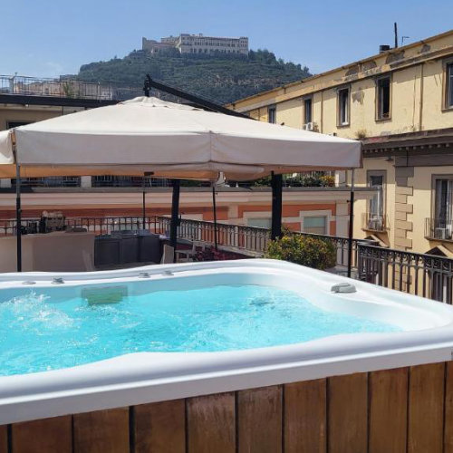 Terrasse avec jacuzzi de l’hôtel La Ciliegina Lifestyle Hotel à Naples avec vue sur la ville.