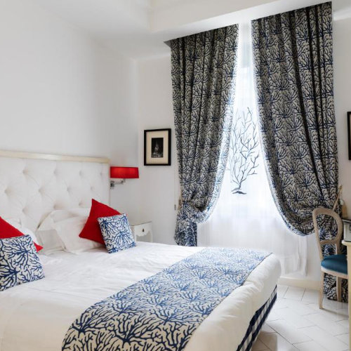 Chambre élégante de La Ciliegina Lifestyle Hotel à Naples avec décoration moderne et lumineuse.