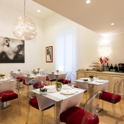 Salle de petit-déjeuner de La Ciliegina Lifestyle Hotel à Naples avec intérieur design et buffet.