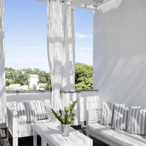 Terrasse élégante et lumineuse à La Suite Boutique Hotel.