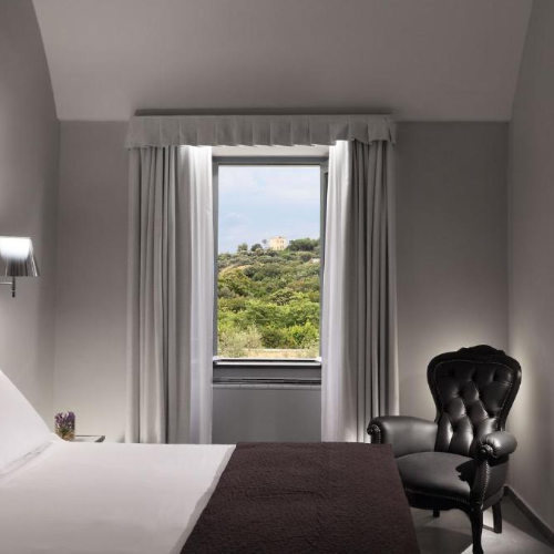 Chambre au style épuré avec vue sur la nature à La Suite Boutique Hotel.