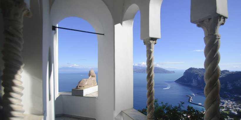 Villa San Michele à Capri avec arcades blanches et vue panoramique sur la mer.