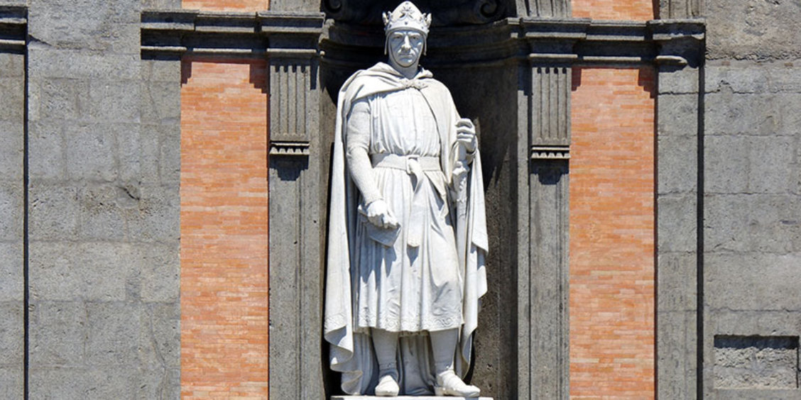 Statue d’un roi sur la façade du Palais Royal de Naples, sculpture historique en marbre.