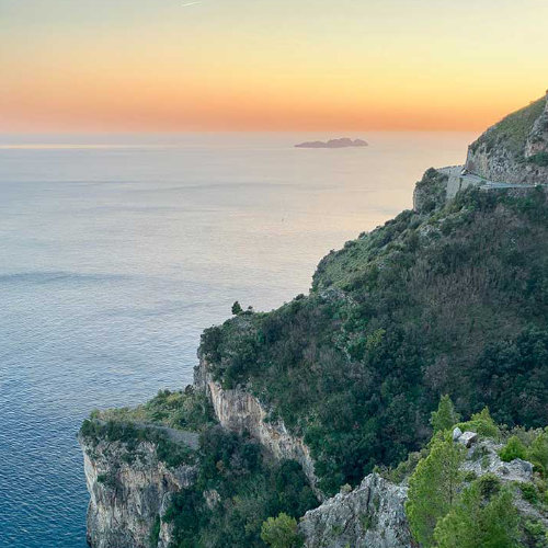 Falaises de Positano au coucher du soleil avec les îlots Li Galli au large.