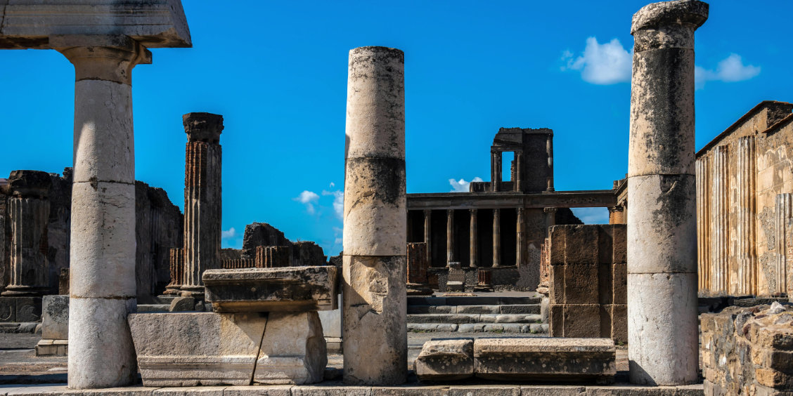 Colonnes romaines et espaces publics au cœur du site archéologique de Pompéi.