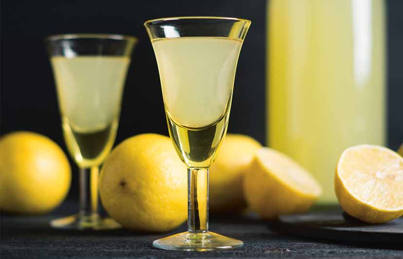 Verres de limoncello de Sorrente avec citrons frais.