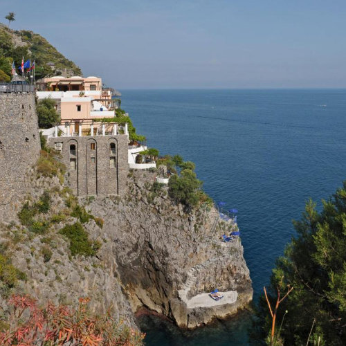 Locanda Fiordo à Furore perchée sur la falaise avec vue sur la mer.