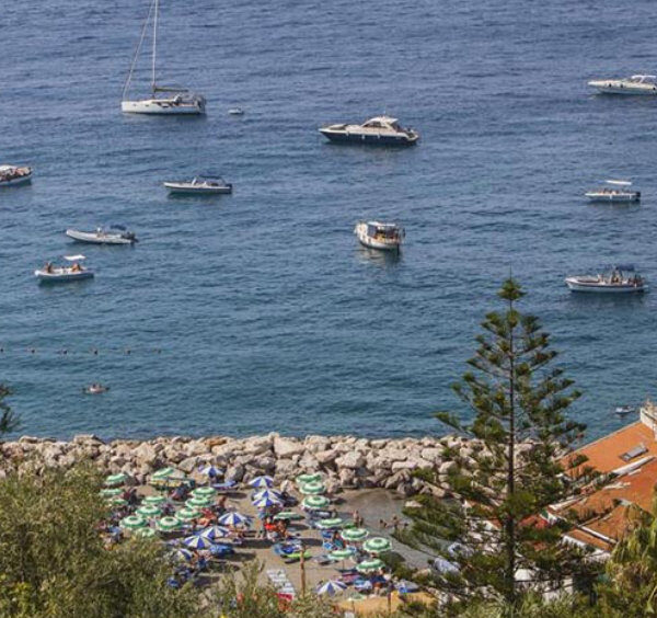 Maison à louer à Sorrente avec vue sur la plage, les bateaux et la mer.
