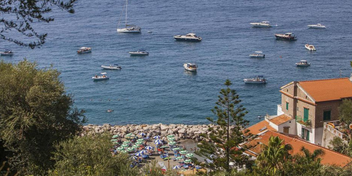 Maison à louer à Sorrente avec vue sur la plage, les bateaux et la mer.
