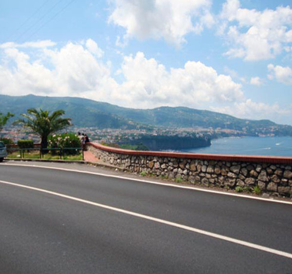 Route panoramique près de Sorrente avec vue sur la mer, les collines et la côte.