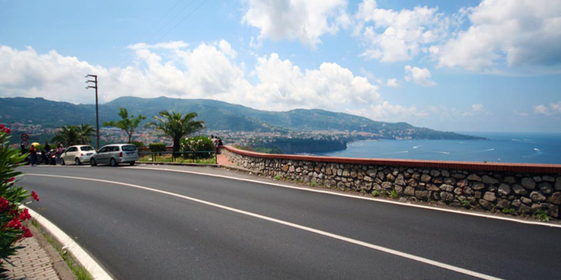 Route panoramique près de Sorrente avec vue sur la mer, les collines et la côte.