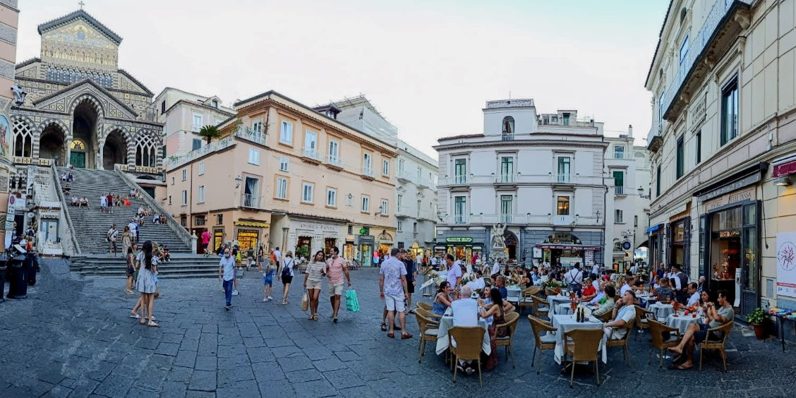 Place centrale d’Amalfi avec la cathédrale, des restaurants et des visiteurs.
