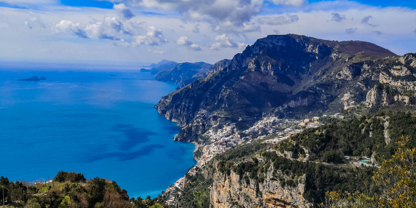 Vue panoramique depuis Nocelle sur Positano, les montagnes et la mer de la Côte Amalfitaine.