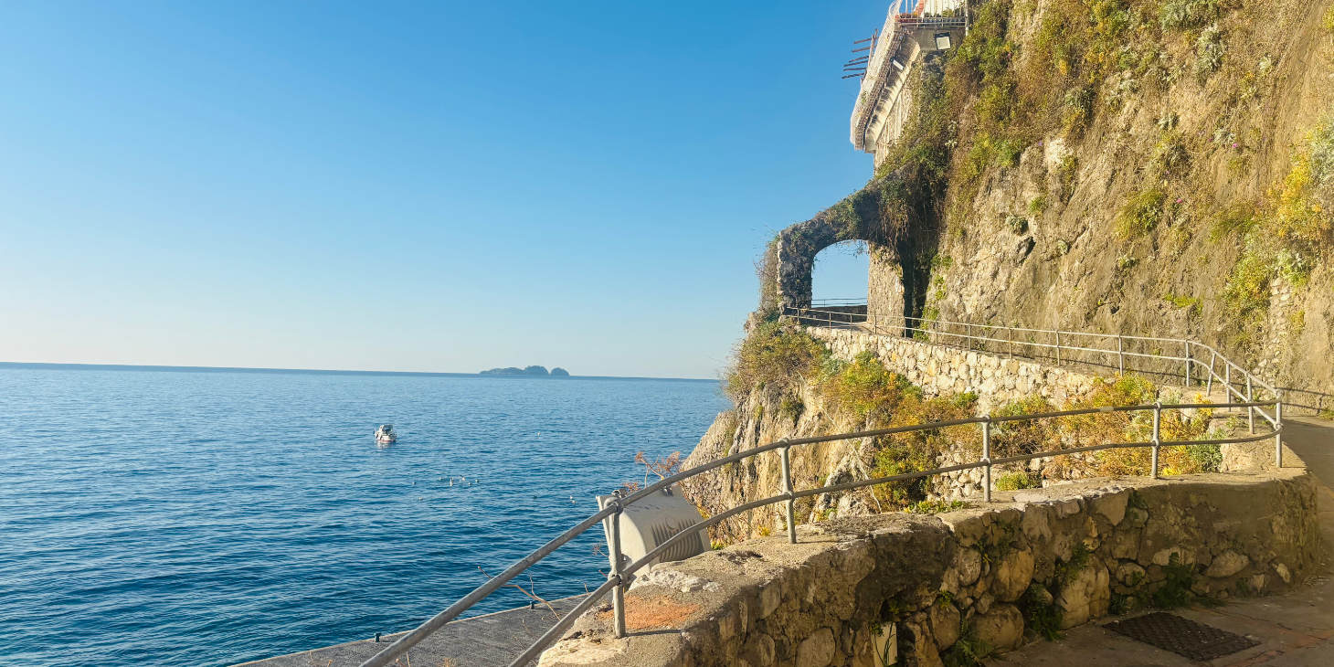 Sentier côtier de Fornillo à Positano avec vue sur la mer et les falaises.