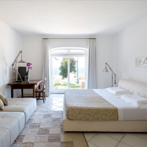 Chambre élégante et lumineuse avec accès direct au jardin au Luxury Relais Villa Magdalena.