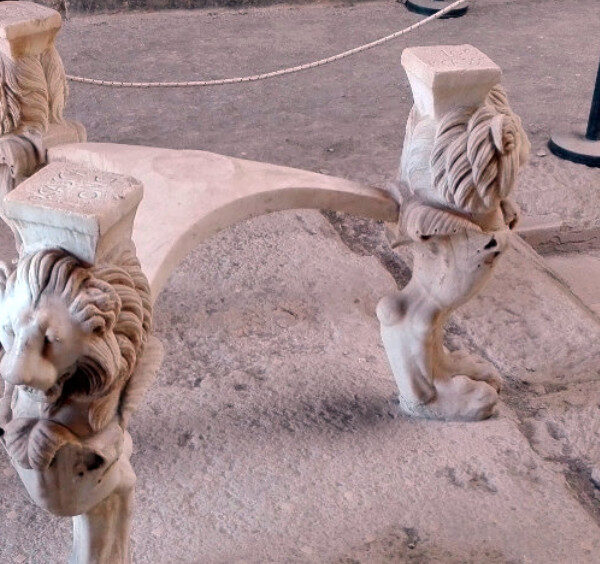 Table en marbre antique (cartibulum) dont les trois pieds sont sculptés en forme de têtes et de pattes de lion, située dans la Maison de Casca Longus à Pompéi.