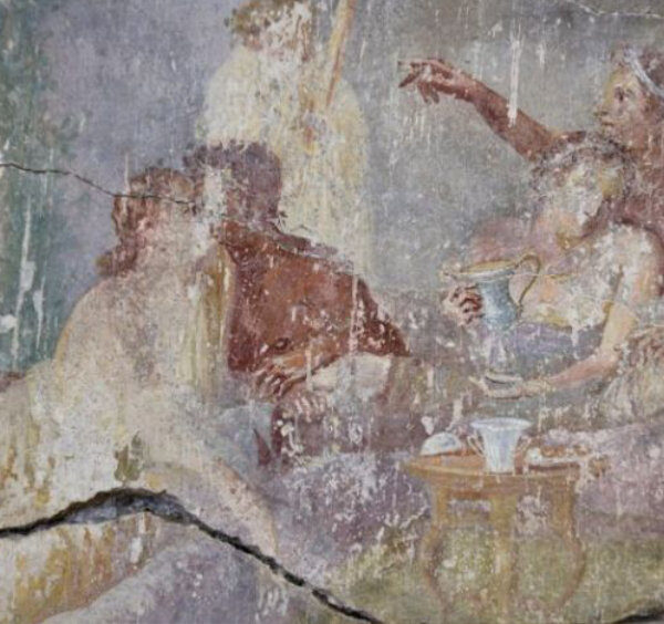Fresque murale de la Maison des Chastes Amants à Pompéi représentant plusieurs personnages lors d'un banquet, avec un couple s'embrassant sur la gauche.