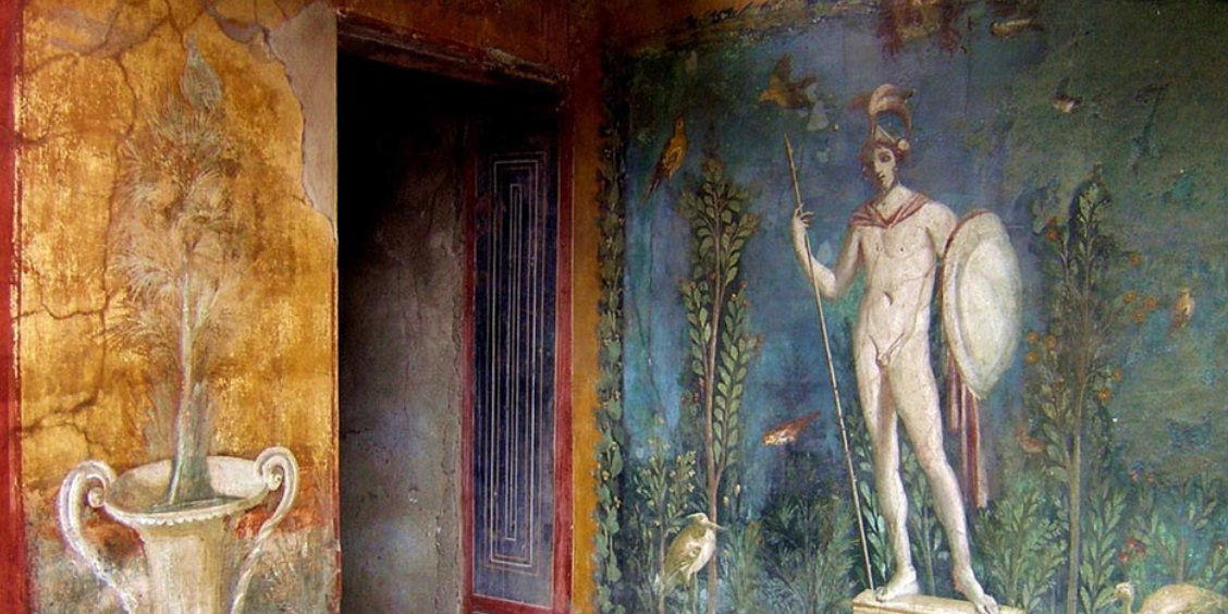 Fresque de la Maison des Vettii à Pompéi représentant un guerrier avec lance et bouclier sur fond bleu.