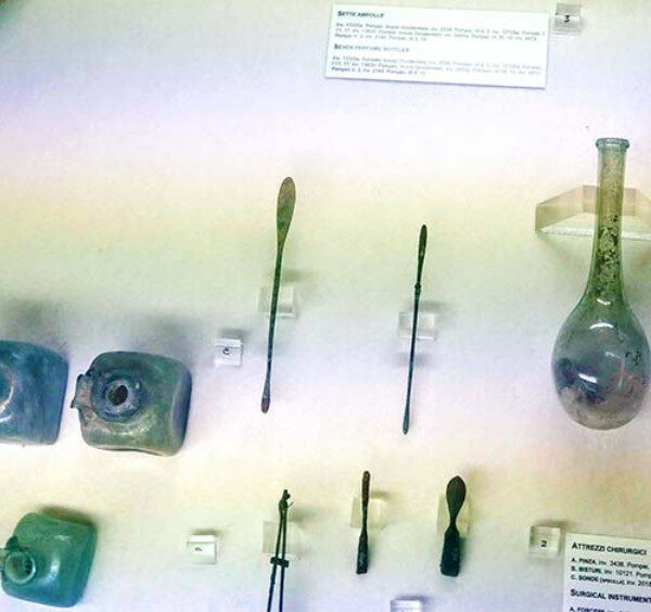 Instruments chirurgicaux et fioles antiques de la Maison du Chirurgien à Pompéi.