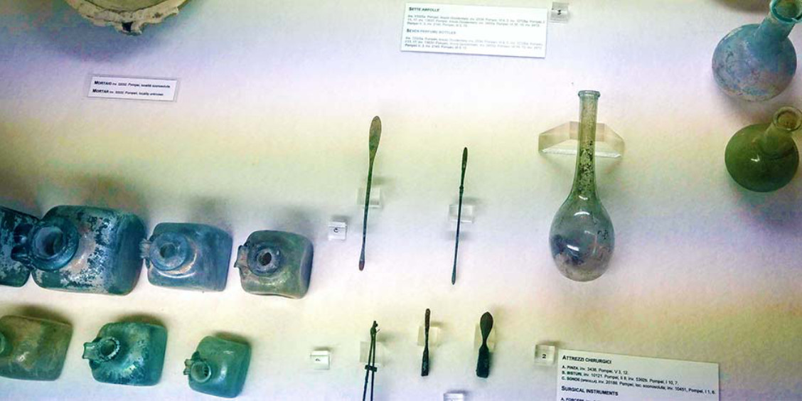 Instruments chirurgicaux et fioles antiques de la Maison du Chirurgien à Pompéi.