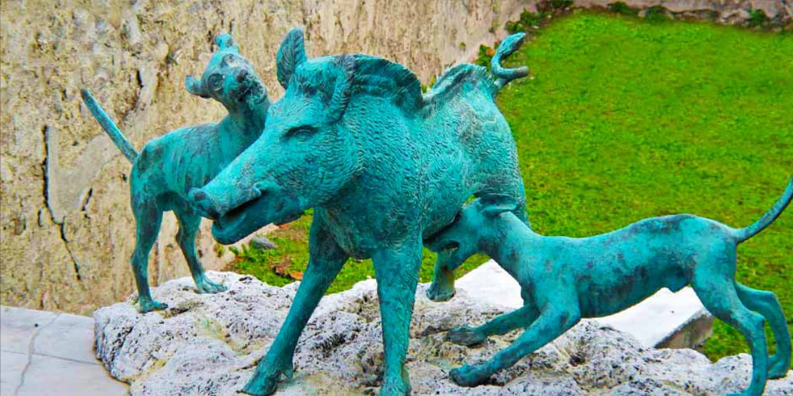 Statues en bronze d'un sanglier attaqué par des chiens dans la Maison du Cithariste à Pompéi.