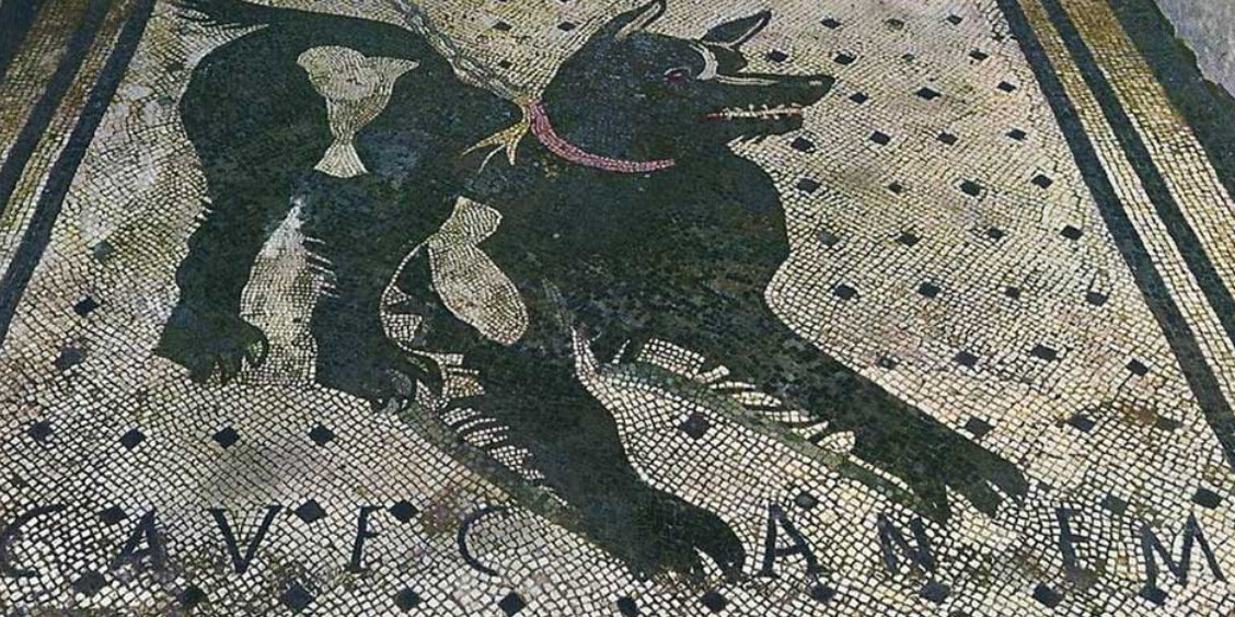 Mosaïque du célèbre chien de garde avec l'inscription « CAVE CANEM » à l'entrée de la Maison du Poète tragique, Pompéi.