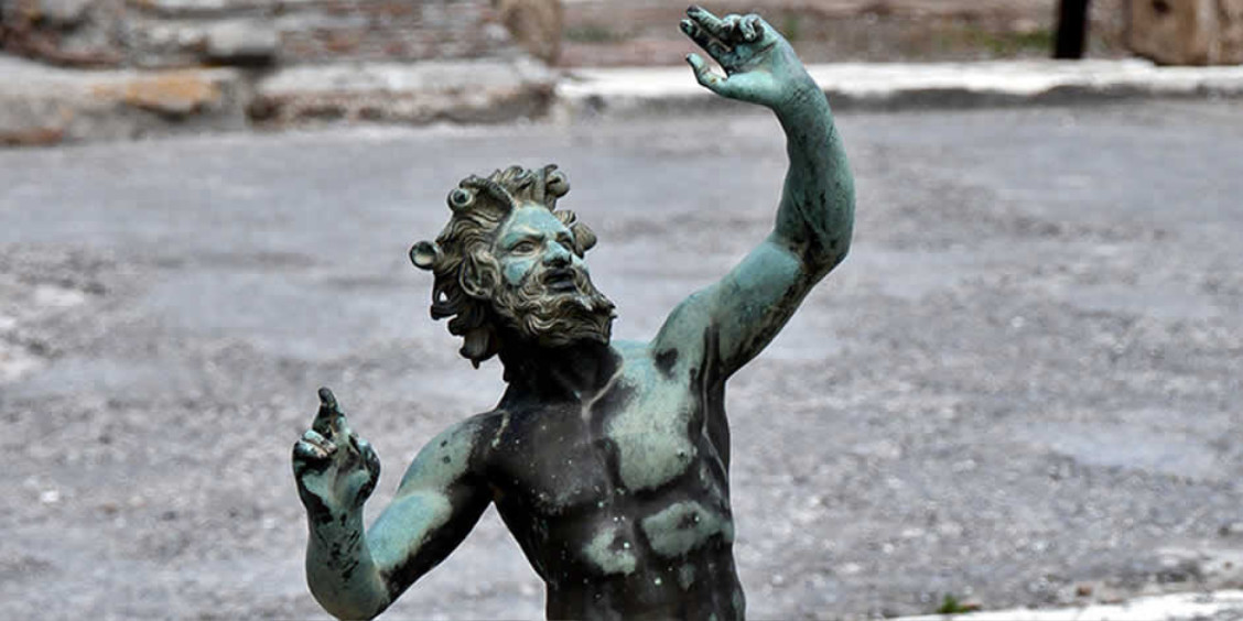 Détail de la statue en bronze du faune dansant à Pompéi.