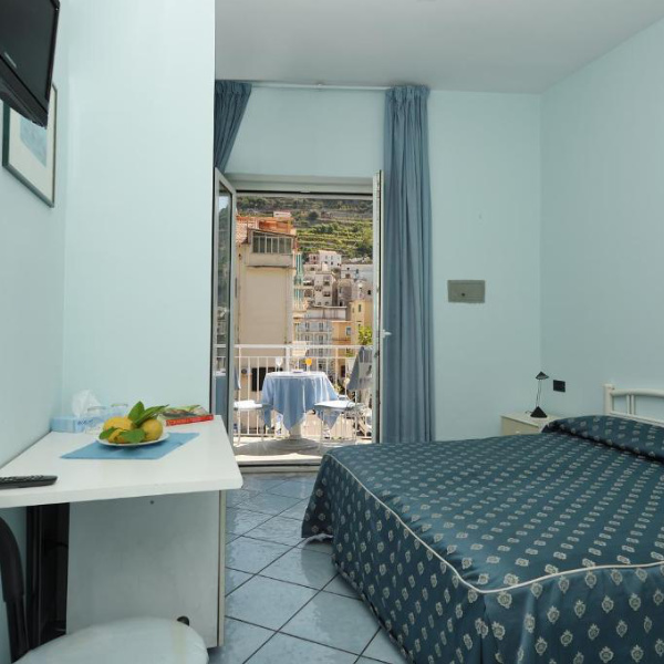 Chambre lumineuse avec balcon privé offrant une vue typique sur les collines de la Côte Amalfitaine.