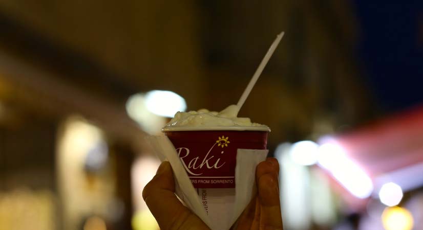 Glace artisanale à Sorrente servie dans un pot, dégustée en soirée dans le centre.