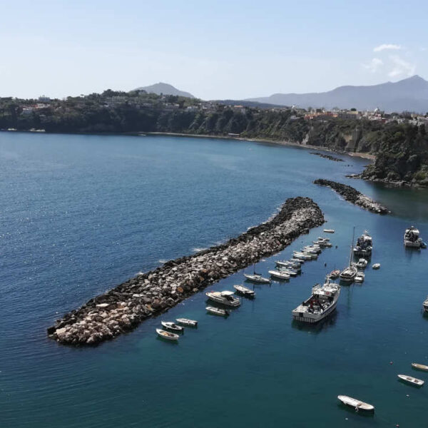 Vue panoramique sur le port de Marina Corricella à Procida.