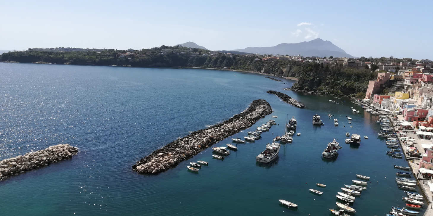 Vue panoramique sur le port de Marina Corricella à Procida.