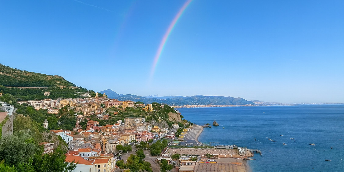 Vue panoramique sur Marina di Vietri avec un arc-en-ciel au-dessus de la mer.