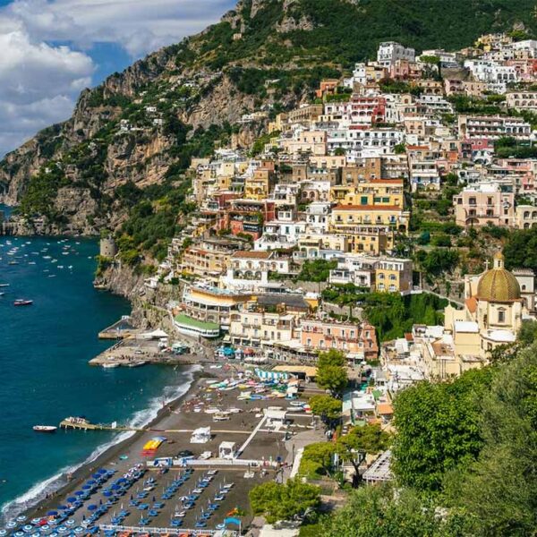 Marina Grande à Positano avec plage, maisons colorées en falaise et vue sur la Côte Amalfitaine.