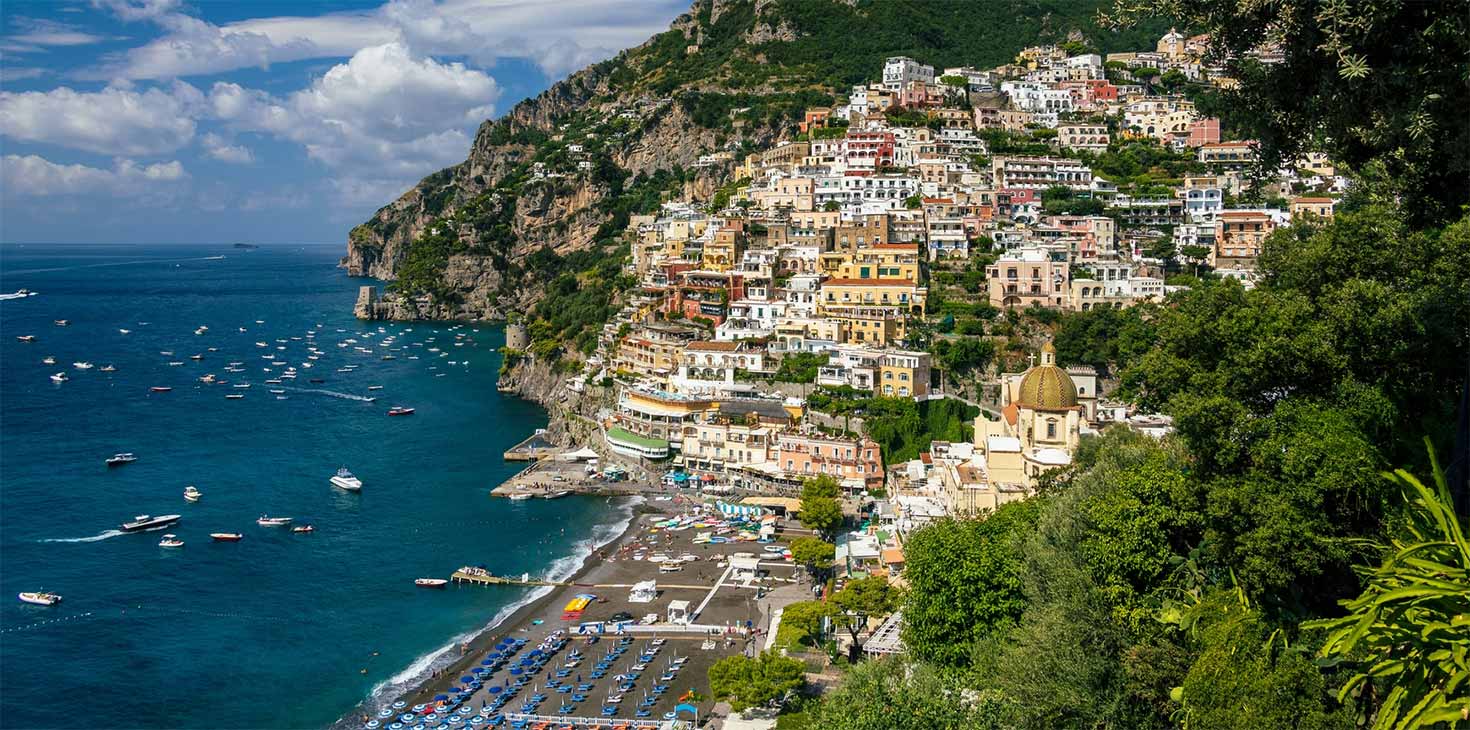 Marina Grande à Positano avec plage, maisons colorées en falaise et vue sur la Côte Amalfitaine.