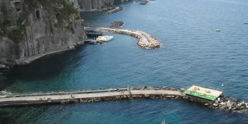 Marinella di Sant’Agnello, avec ponton sur la mer, falaises et eaux bleues de la côte de Sorrente.