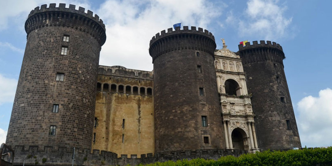 Castel Nuovo (Maschio Angioino) à Naples avec ses tours médiévales et son arc de triomphe.