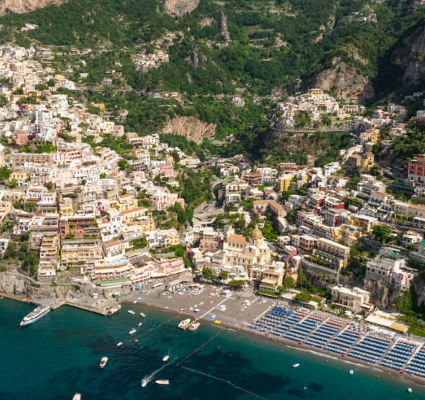 Vue aérienne panoramique du village de Positano et de la baie sur la Côte Amalfitaine.
