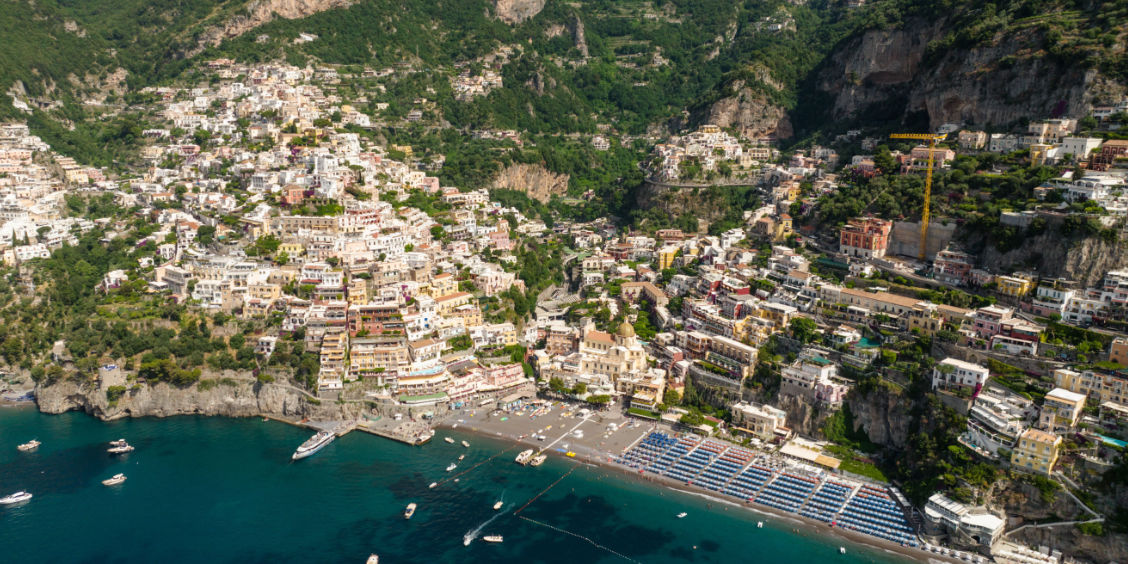 Vue aérienne panoramique du village de Positano et de la baie sur la Côte Amalfitaine.