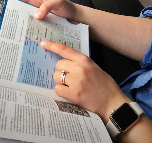 Guide de voyage sur Sorrente consulté pendant un trajet, avec carte et informations touristiques.