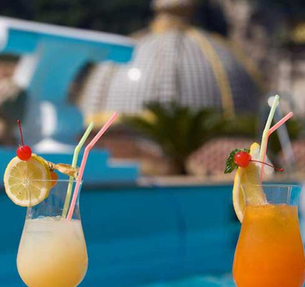 Cocktails sur un rooftop bar à Sorrente avec vue sur la coupole et décor méditerranéen.