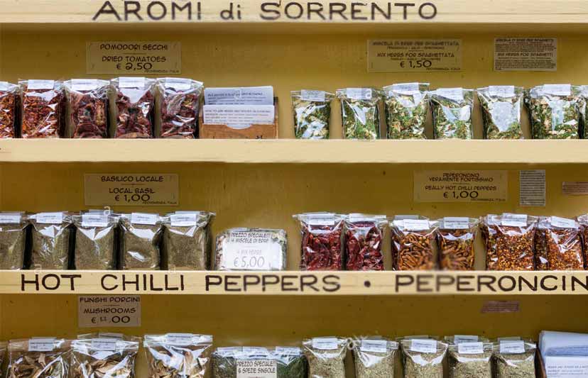 Mélanges d’épices et produits locaux dans une boutique de Sorrente.