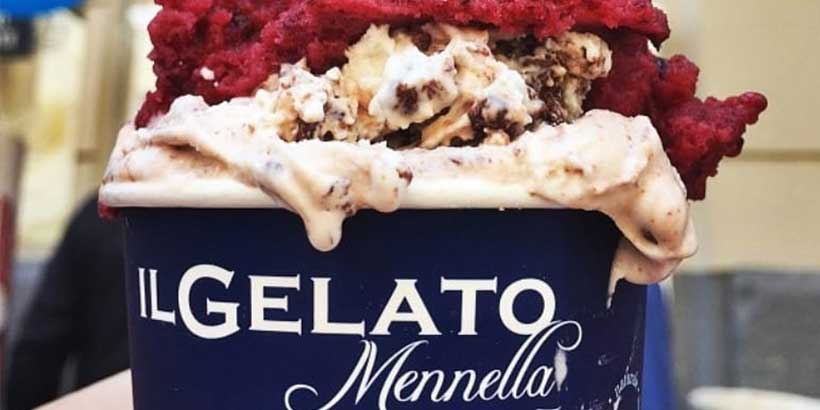 Glace artisanale Mennella à Naples avec plusieurs parfums crémeux, spécialité de gelato italien.