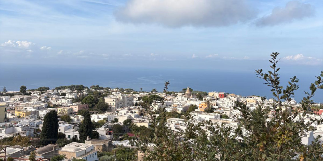 Vue panoramique sur la ville de Capri et la mer Méditerranée sous un ciel d'hiver légèrement voilé.