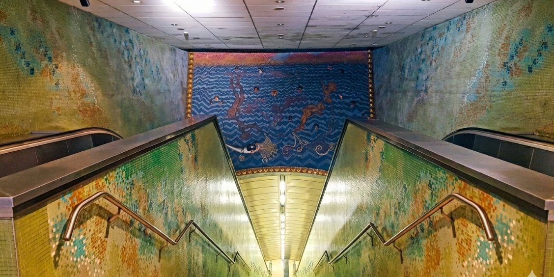 Design artistique et mosaïques colorées à l'intérieur de la station de métro Materdei à Naples.