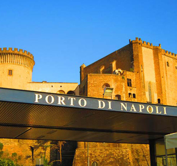 Port de Naples (Molo Beverello) avec Castel Nuovo en arrière-plan au coucher du soleil.