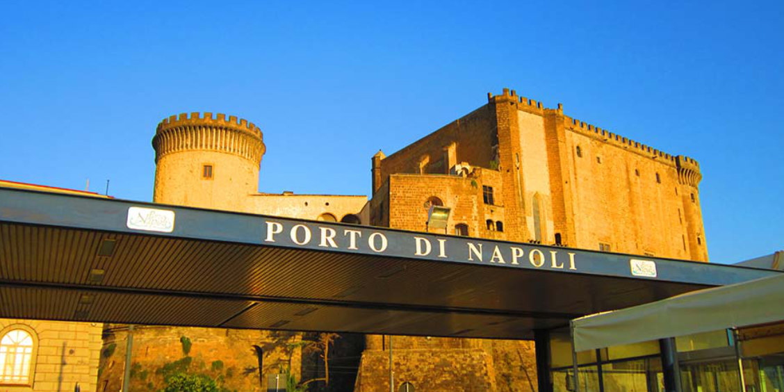Port de Naples (Molo Beverello) avec Castel Nuovo en arrière-plan au coucher du soleil.